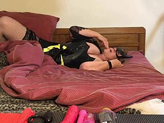 Hej, baba Betgerl sisa Betmenov kurac u divljem kostimu!