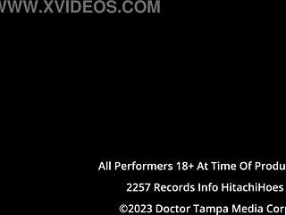 Doctor-TampaがAdrianna Foxにヒタチオーガズムを与える今