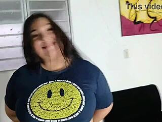 Моя теща-шлюха всегда знает, как завести меня своим телом в сперме, рваной одеждой и глубоким минетом