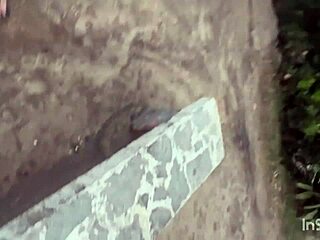 Soquei gostoso no cuzinho dessa putinha safada na pedra na praia do arpoador em público pov completo?