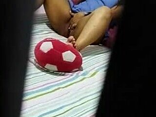 mi hermanastro me pilla masturbándome y me folla duro hasta correrme