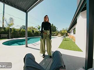 תראו את קים האדומה מוצצת זין ענק בפרודיה על קים פוסיבל