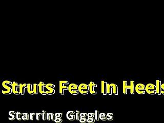 Giggles toont voeten in sexy hakken voor voetfetisj fans