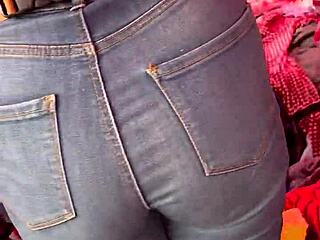 dude, check this culona strutting in tight jeans at the mexico tianguis! 👀