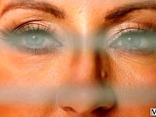 밀피 빨강머리 조 그레이 스터드 단단한 자지 갈구해