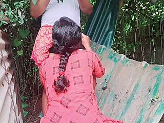 슬림 섹시 베이비시터 큰 클리토리스를 근육질 보스가 손가락하고 세게 박아 집 청소 중