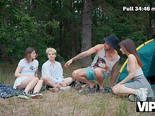 VIP4K pary szaleją liżąc tyłki i pieprząc się w lesie