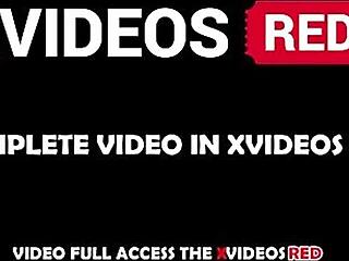 Couple baise par terre au salon