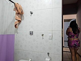 enteada fica com tesão me vendo no banho, padrasto gozou muito!