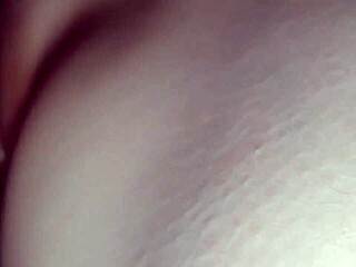 fudendo esposa magrinha com calcinha rosa, gozando dentro