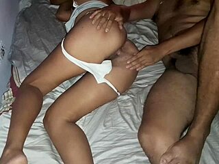 내 계부가 갑자기 들어와 뒤에서 세게 박아