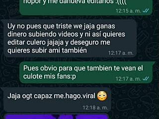 pijamada con mi amiga en mini shorts negros