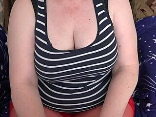 Krivuljasta MILF se skrije v stranišču za masturbacijo na spletni kameri z visečimi cicami