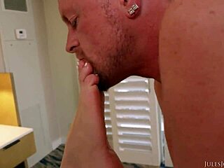 Kissa Sins curte férias na praia de Miami terminando com gozada anal