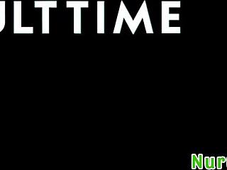 Bionda procace Cherry Kiss unge Milan Ponjevic per massaggio nuru scivoloso