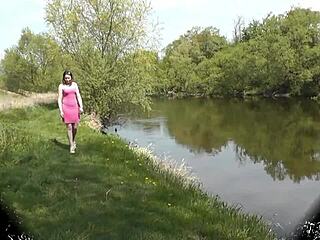 Слатка бринета девојка изводи соло у музичком видеу