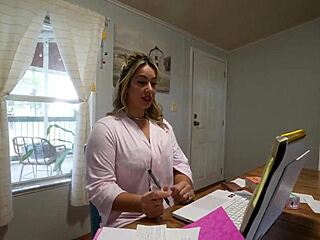 Vruća maćeha se savija za čudovišni kurac i spermu na dupetu