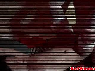 Strumpor täckta holländsk tjej hamras i närbild verklighet.