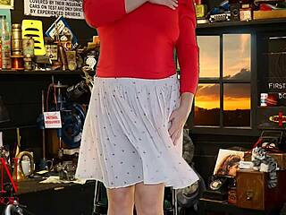 C'est chelou t'es chez moi avec mes jambes sexy et talons sous ton nez