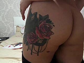 Vanha mies nuolee nuorten 18+ teinien isoja tissejä kermavaahdolla peitettyinä