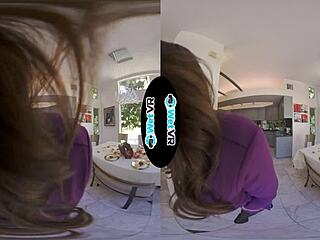 ウェットVR、アリー・アディソンがホレホレ大家を犯して家賃払うVR