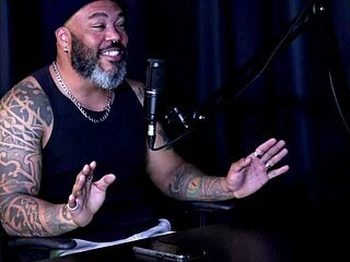 depois das férias, minha ansiedade me levou a um fetiche interracial com um homem tatuado.