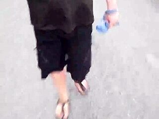 Morgens Mit Nylonf��en In Birkenstocks Unterwegs