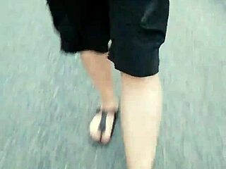 Morgens Mit Nylonf��en In Birkenstocks Unterwegs