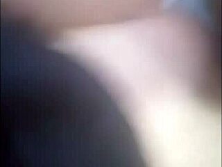 Indonesische Süße nervös, wenn Eltern weg sind zu Hause