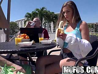 Sydney Cole se fait baiser la chatte mouillée sur la plage en POV de groupe 😏