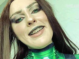 Femdom RP Dominatrix Shego tangkap kamu dan ngentot pantatmu dengan strap-on dalam hukuman close-up