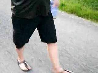 Morgens Mit Nylonf��en In Birkenstocks Unterwegs