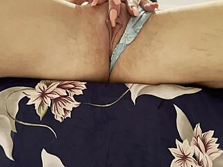 민감한 클리토 자극으로 오르가즘 가는 클로즈업