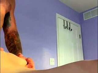 Lelaki kuat creampie gadis kecil 18+ dalam sesi rumah intens