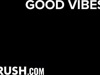 i wunder wat dis button does wit chloe rose n ike diezel in dis taboo scene