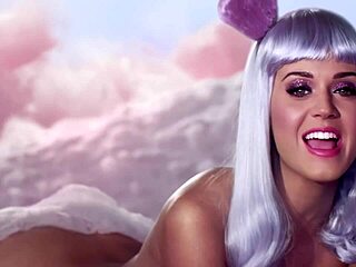 קייטי פרי מתפשטת עירומה