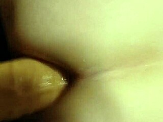 Intenzívne strapon drieťie do tesného mužského zadku pre ultimatívny pôžitok