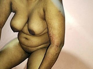 Индийская азиатка деси девчонка сосет члены и ебется в киску с мужем