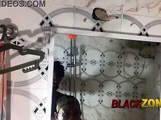 의붓엄마가 의붓아들에게 화장실에서 일어나는 건 비밀로 해