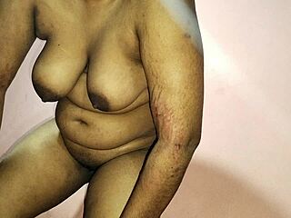 Indiaas Desi meisje zuigt pikken en wordt kut geneukt door man