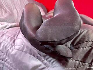 黒いナイロン足が顔の近くで擦り合ってるよ、どう思う？