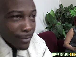 Carrie Ann domina ragazzo bianco sfigato con cazzo nero grosso e culo!