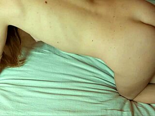 ホットマミー、リビングでソファにリラックスしながらピンクのマンコをオナニー