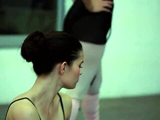 Trio lésbico quente lambe bucetas molhadas com paixão!