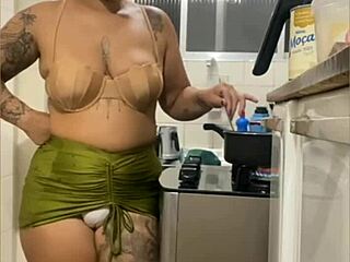 Dia live di dapur pakai skirt mini tunjuk pepek bengkak