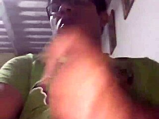 Peruanische 18+ Schönheit gibt geilen Handjob im Wohnzimmer
