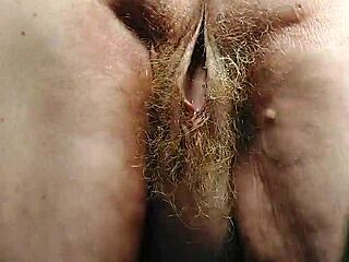 Mummo naisee karvaista pillua kurkulla saksalaisessa keittiössä