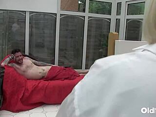 Zrela milf Lejsi Star divlja lekcija umetnosti sa Lukom Hotrodom