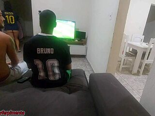 Tive Que Fazer Sexo Com Amigo Do Meu Marido Por Causa De Uma Aposta Mas Fiquei Com Tesão E Acabei Fazendo Dp Com Os Dois