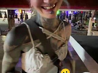 Ничего тут нет - не сумасшедшая любительница кошек кормит бродячих кошек в Таиланде